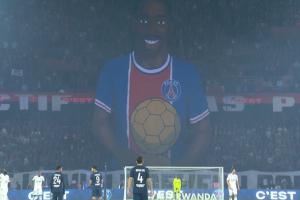 球迷展示巨型TIFO,庆祝登贝莱喜提金球奖和恩里克获颁克鲁伊夫奖 球迷展示巨型TIFO,庆祝登贝莱喜提金球奖和恩里克获颁克鲁伊夫奖