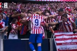 外媒:索尔洛特与球迷一起庆祝但未造成安全隐患,因此没有吃黄牌 外媒:索尔洛特与球迷一起庆祝但未造成安全隐患,因此没有吃黄牌