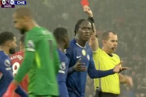 太倒霉了😓查洛巴为队友补锅染红,上轮桑切斯染红后死亡凝视 太倒霉了😓查洛巴为队友补锅染红,上轮桑切斯染红后死亡凝视