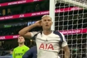 库杜斯头球被神扑,理查利森与其同时抢点撞到头部起身感觉有点懵 库杜斯头球被神扑,理查利森与其同时抢点撞到头部起身感觉有点懵