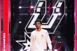 杨毅:我和周琦探讨过 若中国有文班基本在12、15岁之后就消失了 杨毅:我和周琦探讨过 若中国有文班基本在12、15岁之后就消失了