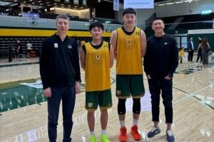 男篮教练郭士强&李昂来到旧金山大学 看望旅美小将王俊杰&赵维伦 男篮教练郭士强&李昂来到旧金山大学 看望旅美小将王俊杰&赵维伦