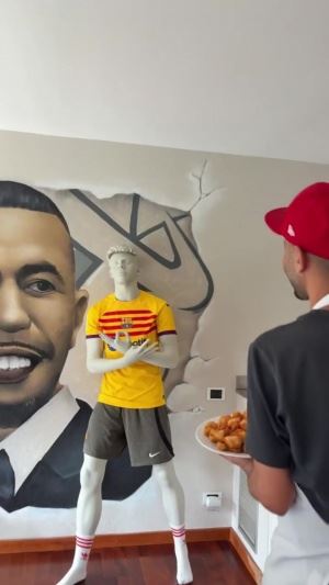 😅亚马尔父亲家里有个儿子庆祝的模型,亲了一口说“爸爸爱你” 😅亚马尔父亲家里有个儿子庆祝的模型,亲了一口说“爸爸爱你”