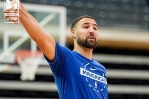 独行侠晒球队训练照 浓眉已经戴上护目镜 克莱弗拉格齐亮相 独行侠晒球队训练照 浓眉已经戴上护目镜 克莱弗拉格齐亮相