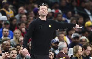 霍里:湖人现在续约雷迪克很奇怪 感觉和莱昂纳德的合同有点像 霍里:湖人现在续约雷迪克很奇怪 感觉和莱昂纳德的合同有点像