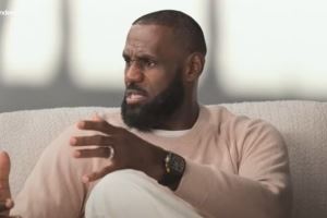 詹姆斯:现在十名球员中就有六七八位能飞天遁地 20年前凤毛麟角 詹姆斯:现在十名球员中就有六七八位能飞天遁地 20年前凤毛麟角