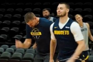 奔跑的五花肉!约基奇和布劳恩赛跑输了 后者比出获胜手势 奔跑的五花肉!约基奇和布劳恩赛跑输了 后者比出获胜手势