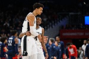 福克斯:文班的防守能力前所未见 他给队友信心&让队友更有侵略性 福克斯:文班的防守能力前所未见 他给队友信心&让队友更有侵略性