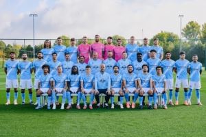 曼城新赛季全家福:瓜帅C位,左侧为福登,右侧为B席 曼城新赛季全家福:瓜帅C位,左侧为福登,右侧为B席