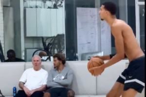 心念爱徒！波波维奇场边与索汉并坐 观看文班亚马投篮训练