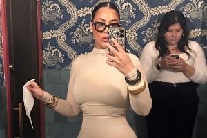 皮尔斯:你男友若点赞大屁股女算出轨吗?女主持:不算 我理解他 皮尔斯:你男友若点赞大屁股女算出轨吗?女主持:不算 我理解他