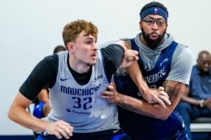 保持专注!独行侠官方晒训练照:弗拉格和安东尼-戴维斯激烈卡位 保持专注!独行侠官方晒训练照:弗拉格和安东尼-戴维斯激烈卡位