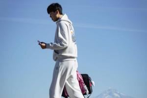 真男人就该选粉色!杨瀚森:当时书包有绿的&粉的 我直接抢了粉的 真男人就该选粉色!杨瀚森:当时书包有绿的&粉的 我直接抢了粉的