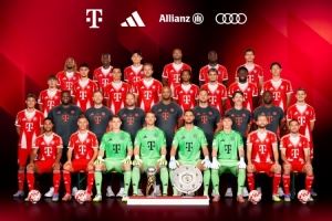 拜仁25-26赛季全家福:夏窗四新援在列,德超杯奖杯、沙拉盘出镜 拜仁25-26赛季全家福:夏窗四新援在列,德超杯奖杯、沙拉盘出镜