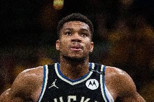 字母哥:就算传出我和巴萨&大巴黎会面的消息也别信 我会照常训练 字母哥:就算传出我和巴萨&大巴黎会面的消息也别信 我会照常训练