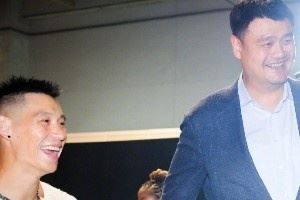 林书豪晒NBA季前赛合照:见到很多老朋友 向所有这些传奇人物致敬 林书豪晒NBA季前赛合照:见到很多老朋友 向所有这些传奇人物致敬