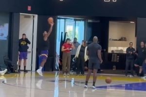 久疏战阵!湖记晒新援斯玛特底角三分训练视频:命中率不到五成 久疏战阵!湖记晒新援斯玛特底角三分训练视频:命中率不到五成