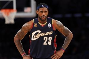 杨毅:詹姆斯决定1之前骑士对他像儿子伺候爸爸 老詹在球队横着走 杨毅:詹姆斯决定1之前骑士对他像儿子伺候爸爸 老詹在球队横着走