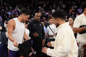 历史性会面！中国布克与布克本尊见面视频 布克微博转发该动态！