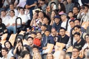 是偶像也是爸爸队友!周琦儿子“糊糊”被曾凡博抱起 2人亲密互动 是偶像也是爸爸队友!周琦儿子“糊糊”被曾凡博抱起 2人亲密互动