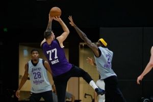 湖人官方晒训练照:东契奇后仰跳投 雷迪克指挥 詹姆斯不在列 湖人官方晒训练照:东契奇后仰跳投 雷迪克指挥 詹姆斯不在列