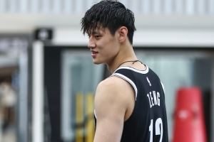 媒体人:曾凡博上一场打了十分钟是超预期 今晚未出场是意料之外 媒体人:曾凡博上一场打了十分钟是超预期 今晚未出场是意料之外