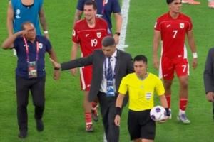 差点被打😰马宁赛后连给印尼3红+遭背后怒推,被安保护送离场 差点被打😰马宁赛后连给印尼3红+遭背后怒推,被安保护送离场