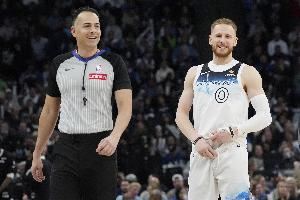 迪文:季前赛主要强调细节以及习惯养成 我们还有很大提升空间 迪文:季前赛主要强调细节以及习惯养成 我们还有很大提升空间