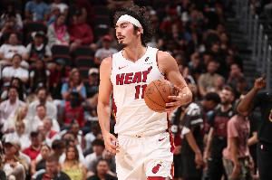 打得还行!哈克斯14中7拿下17分4板3助1帽 打得还行!哈克斯14中7拿下17分4板3助1帽