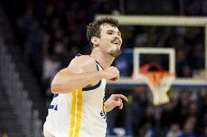 波斯特:赛季中段后在路上开始被认出 但毕竟我也长这么高 波斯特:赛季中段后在路上开始被认出 但毕竟我也长这么高