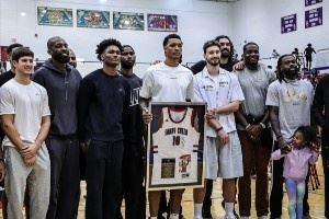 全队出席小贾巴里-史密斯高中球衣退役仪式!火箭队内气氛没谁了 全队出席小贾巴里-史密斯高中球衣退役仪式!火箭队内气氛没谁了