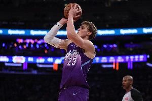 砍分串联一把抓!马尔卡宁首节5中4高效拿下9分3助1帽 砍分串联一把抓!马尔卡宁首节5中4高效拿下9分3助1帽