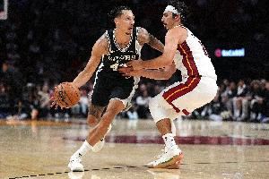 美记:马刺后卫林迪-沃特斯三世将接受眼部激光手术 将缺席揭幕战 美记:马刺后卫林迪-沃特斯三世将接受眼部激光手术 将缺席揭幕战