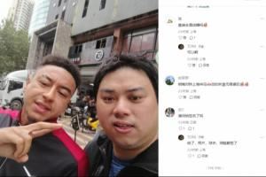 见到林皇本尊!上海球迷在酒店蹲守林加德成功,还得到了全套签名 见到林皇本尊!上海球迷在酒店蹲守林加德成功,还得到了全套签名