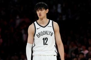 戴隆-夏普:曾凡博学东西很快 传球到位 防守也积极 戴隆-夏普:曾凡博学东西很快 传球到位 防守也积极