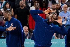 名记:詹姆斯的降薪就像理发修个边 杜兰特简直是把头发全剃光了 名记:詹姆斯的降薪就像理发修个边 杜兰特简直是把头发全剃光了