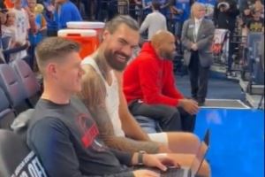 火记：杜兰特走进球场时有一些雷霆球迷嘘他 亚当斯也凑了热闹