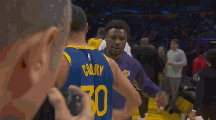 👀老詹提前溜了?库里赛后和小詹简单抱抱致意 👀老詹提前溜了?库里赛后和小詹简单抱抱致意