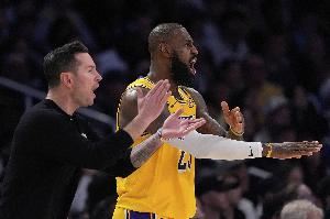 雷迪克:上半场破不了联防时我在想 要是有詹姆斯在高位接球多好 雷迪克:上半场破不了联防时我在想 要是有詹姆斯在高位接球多好