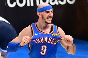 詹姆斯:每个队都应该有个卡鲁索 他知道如何成功&逆境保持平稳 詹姆斯:每个队都应该有个卡鲁索 他知道如何成功&逆境保持平稳