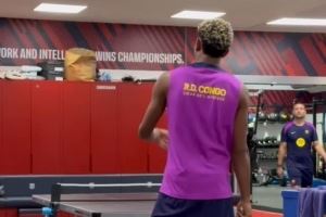 技高一筹!亚马尔晒与科亨打乒乓球视频,配文调侃:我的儿子 技高一筹!亚马尔晒与科亨打乒乓球视频,配文调侃:我的儿子