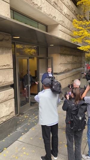 凌晨被捕!比卢普斯已离开当地法院 身着连帽衫神情复杂 凌晨被捕!比卢普斯已离开当地法院 身着连帽衫神情复杂