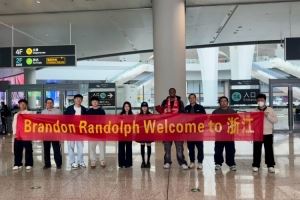 德甲常规赛得分王!浙江男篮晒新外援布兰登-兰道夫接机照 德甲常规赛得分王!浙江男篮晒新外援布兰登-兰道夫接机照