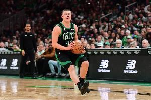 稳定输出难救主!普理查德16中8拿到21分10板4助 拼下3前场板 稳定输出难救主!普理查德16中8拿到21分10板4助 拼下3前场板