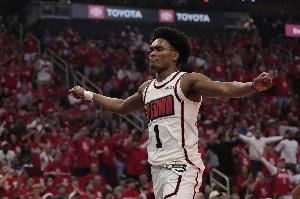 穿针引线!阿门-汤普森10中5拿到12分4板8助0失误 正负值+33最高 穿针引线!阿门-汤普森10中5拿到12分4板8助0失误 正负值+33最高