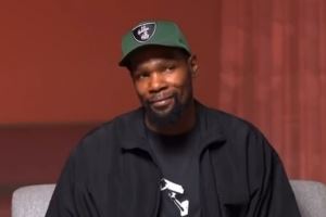 前NFL球员调侃杜兰特未传宗接代&延续传奇 后者:我有侄子呀😂 前NFL球员调侃杜兰特未传宗接代&延续传奇 后者:我有侄子呀😂