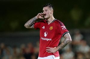 萨哈:没有哪位球员天生就配得上首发,舍什科必须为自己位置而战 萨哈:没有哪位球员天生就配得上首发,舍什科必须为自己位置而战