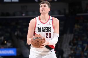 稳坐内线!克林根6中2拿下5分7板4助1断3帽 4前场板 稳坐内线!克林根6中2拿下5分7板4助1断3帽 4前场板