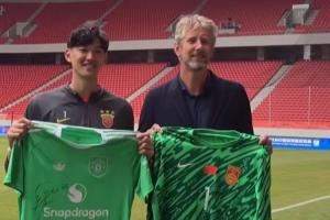 追星成功🤩颜骏凌和偶像范德萨交换球衣,范德萨获赠国足门将服 追星成功🤩颜骏凌和偶像范德萨交换球衣,范德萨获赠国足门将服