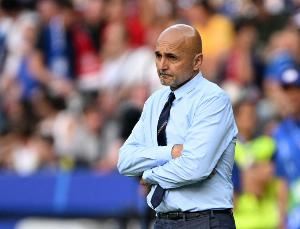 斯帕莱蒂:库普梅纳斯表现积极且具备防守意识,他能适应新的位置 斯帕莱蒂:库普梅纳斯表现积极且具备防守意识,他能适应新的位置